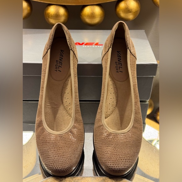 Vaneli Shoes - Vaneli Sport Donia Wedge Taupe
Glazed Sueded Leather